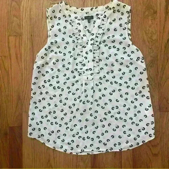 Talbots Sleeveless Blouse Size MP White with Black Design V neck ruffle collar - Picture 8 of 8